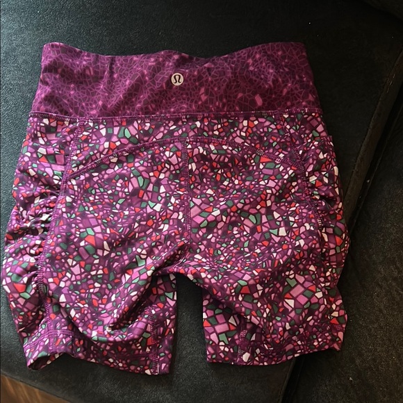 Lululemon Purple Patterned Shorts sz 4 - Picture 7 of 8